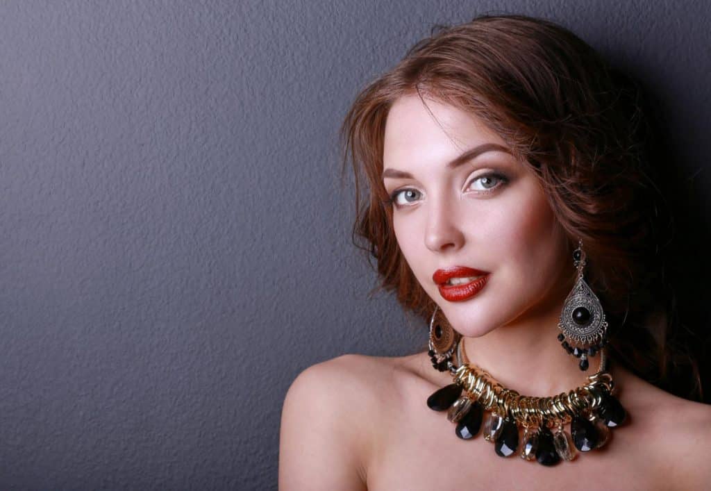 assortir boucles oreilles avec tenue