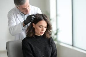 causes des pellicules dans les cheveux
