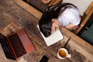 femme fatiguee apres repas midi